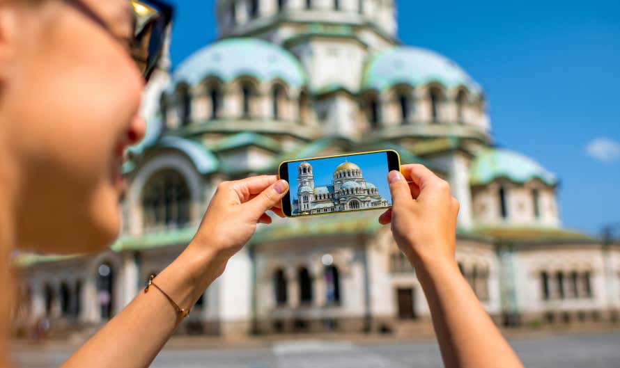 Mulher fotografando a Catedral Alexander Nevsky em Sofia