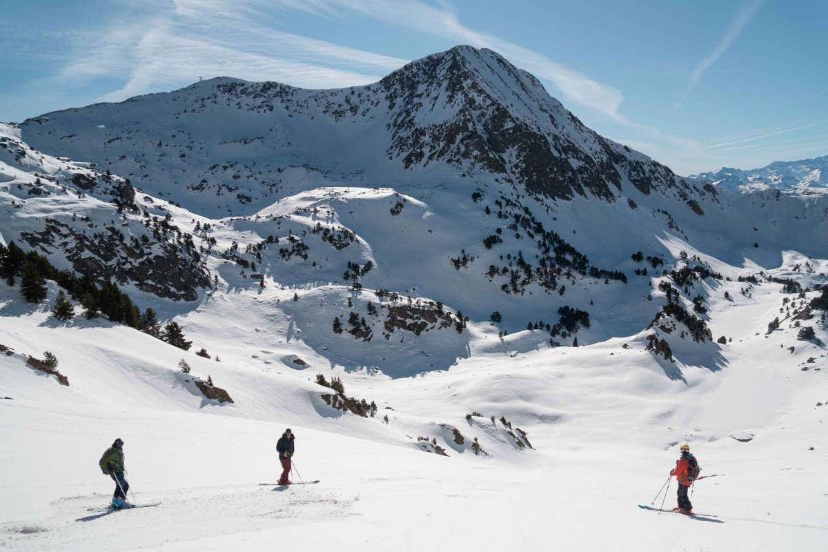 Día despejado en la estación de esquí de Baqueira