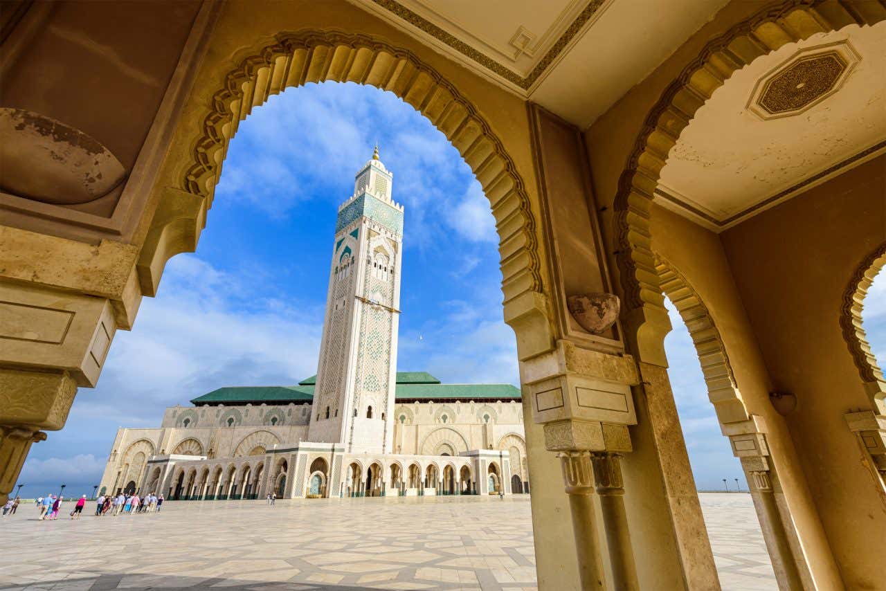 Torre da mesquista Hassan, obra que se destaca por sua grandiosidade e materiais usados na construção