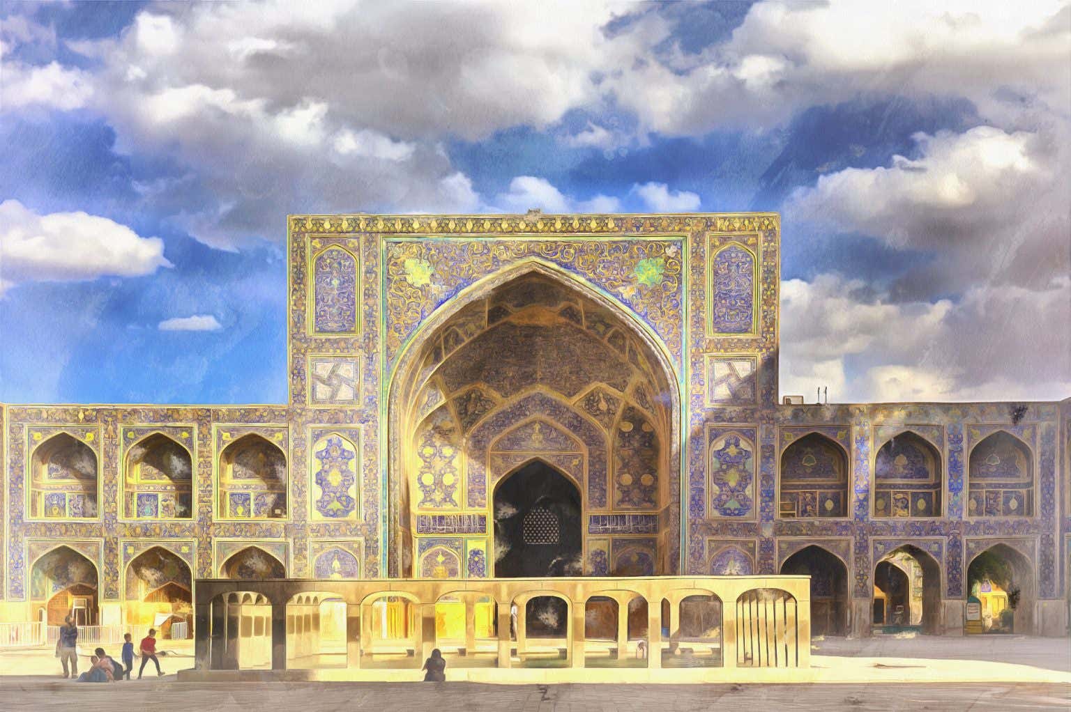 La bellissima facciata della Moschea dello Scià o Moschea Reale in Iran, con bellissime e intricate decorazioni e iscrizioni di vari colori, tra cui predomina il dorato.