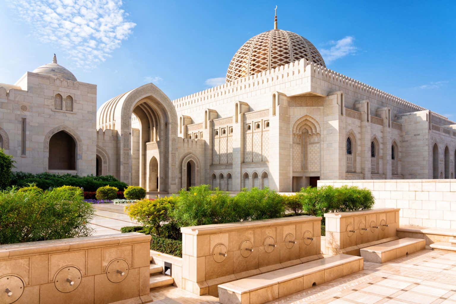 La Moschea di Qabus è il tempio più importante del Sultanato dell'Oman, con una struttura bianca e imponente e una grande cupola abbellita da decorazioni dorate.