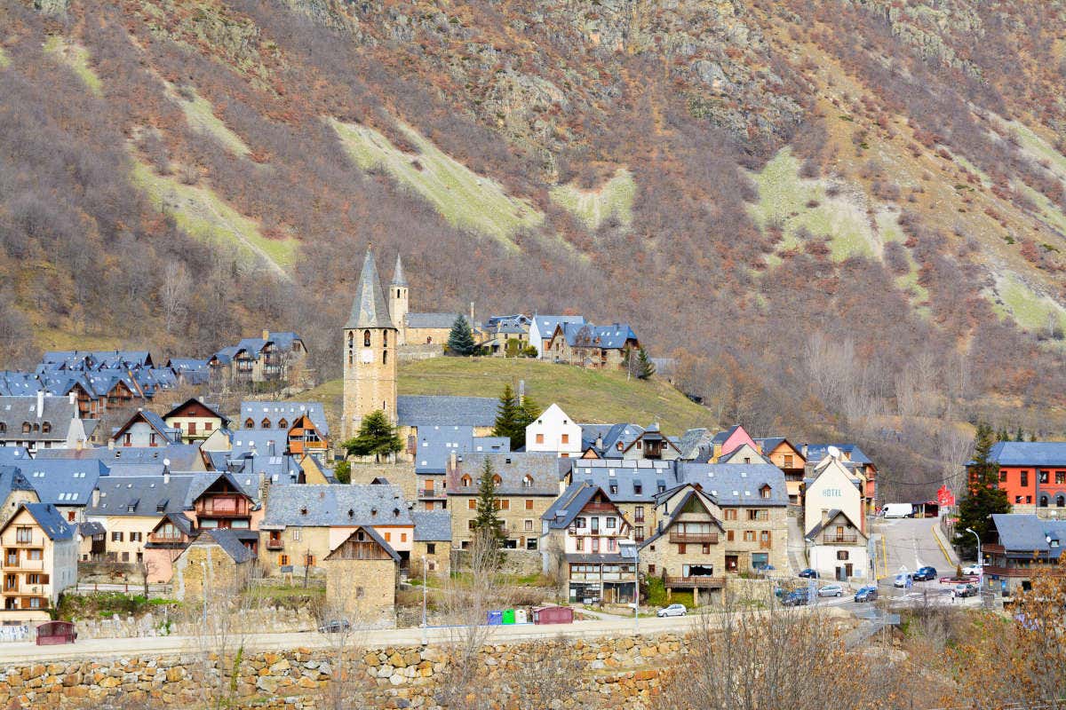 Panorámica de Viella en un día soleado