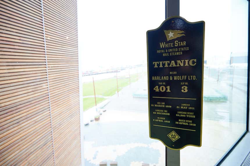 Placca blu e dorata del cantiere navale Harland & Wolff, dove fu costruito il Titanic