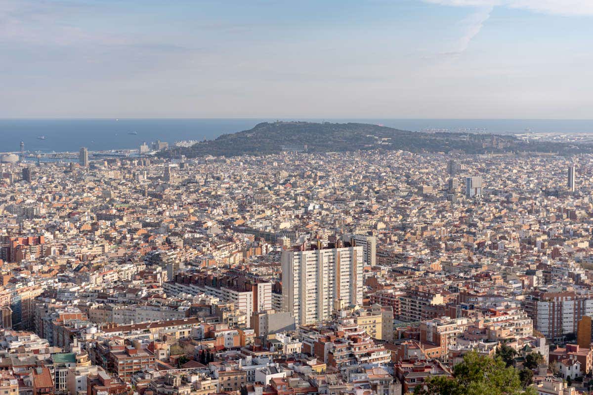 Vistas panorámicas de Barcelona y la playa desde los bunkers del Carmel