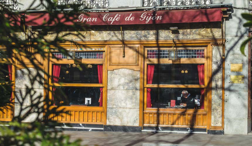 La facciata esterba dell'emblematico Caffè Gijón di Madrid, uno dei caffè letterari più importanti d'Europa, con l'insegna del caffè su una tenda rossa