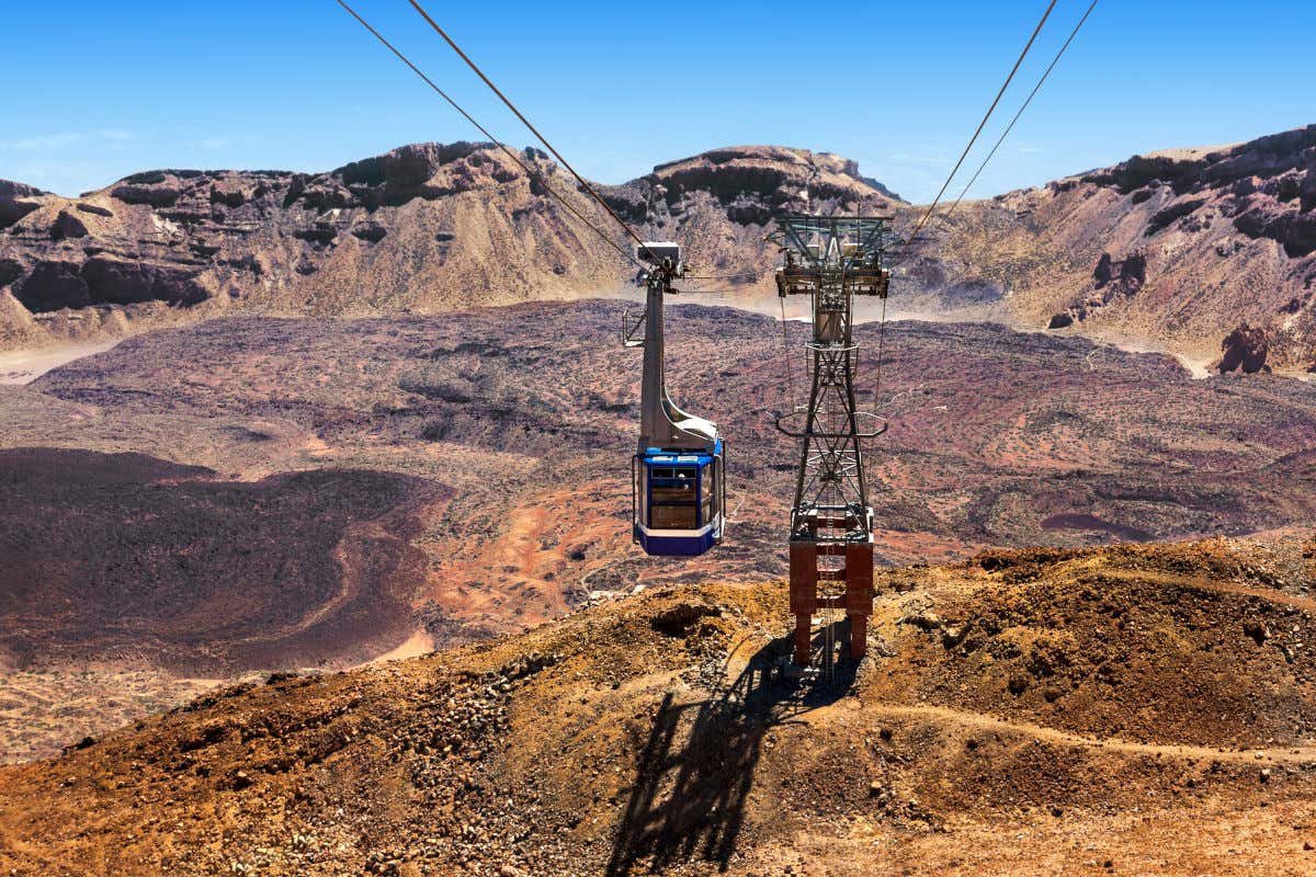 Torres y cables propulsando una de las cabinas que ascienden por el teleférico del Teide.