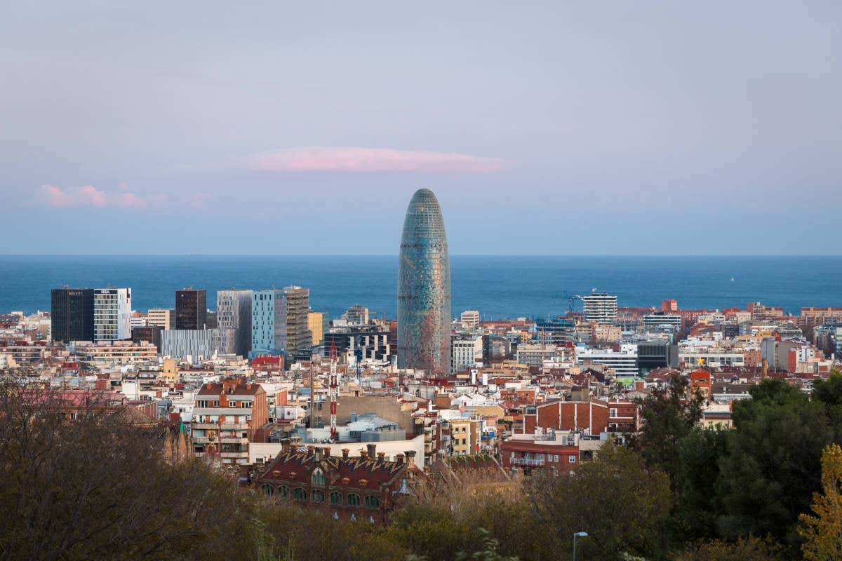 Panorámica de Barcelona en un día despejado y la Torre Glòries en el fondo