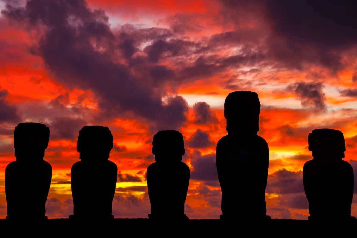 Esculturas del Ahu Tongariki al amanecer, uno de los puntos arqueológicos más importantes de la Isla de Pascua, en Chile.