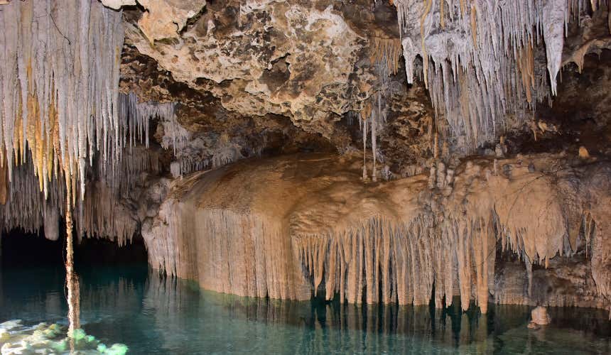 Caverna do cenote de Río Secreto com estalactites e estalagmites