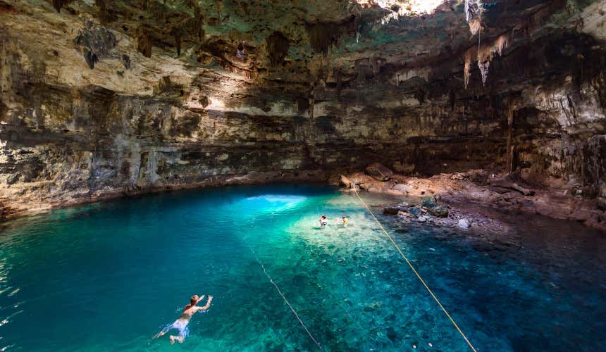 Grupo nadando no cenote Samula, um dos cenotes do México