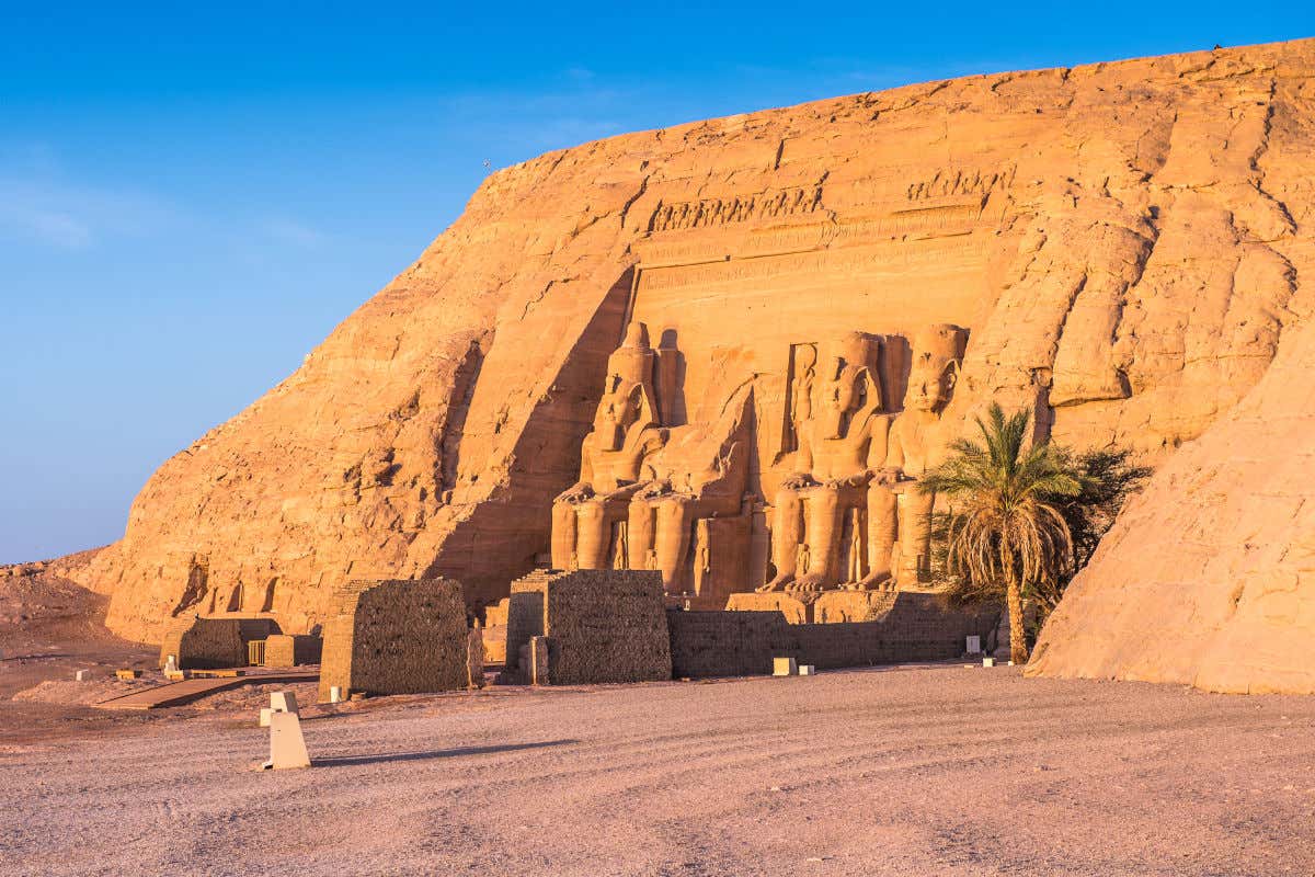 Figuras humanas colosales en la entrada del templo de Ramsés II en Abu Simbel, uno de los monumentos más fascinantes de Egipto.