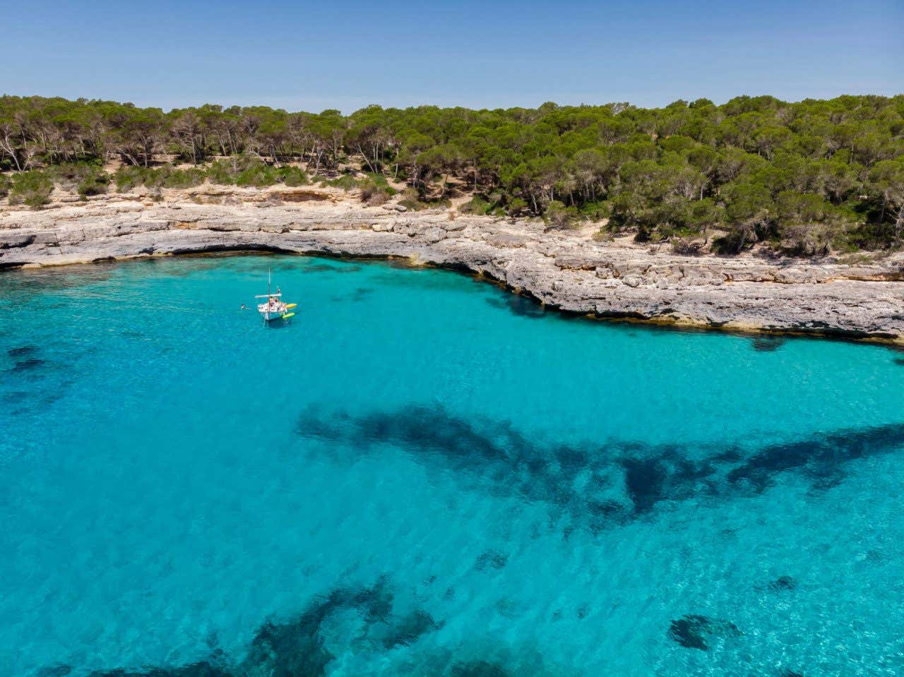 Cala des Borgit, uma enseada virgem rodeada de pinheiros e penhascos