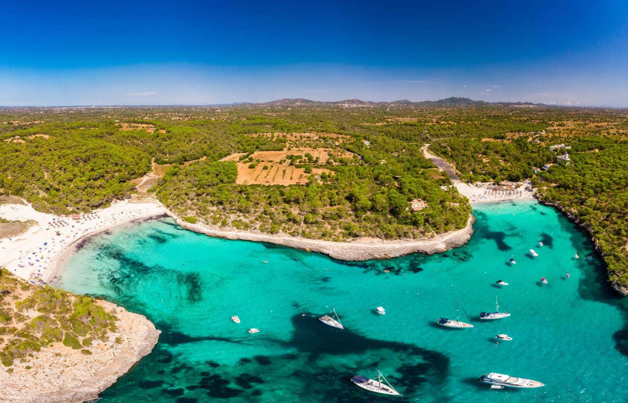 Barcos em Cala Mondragó, com suas águas poucos profundas, ideal para praticar snorkel