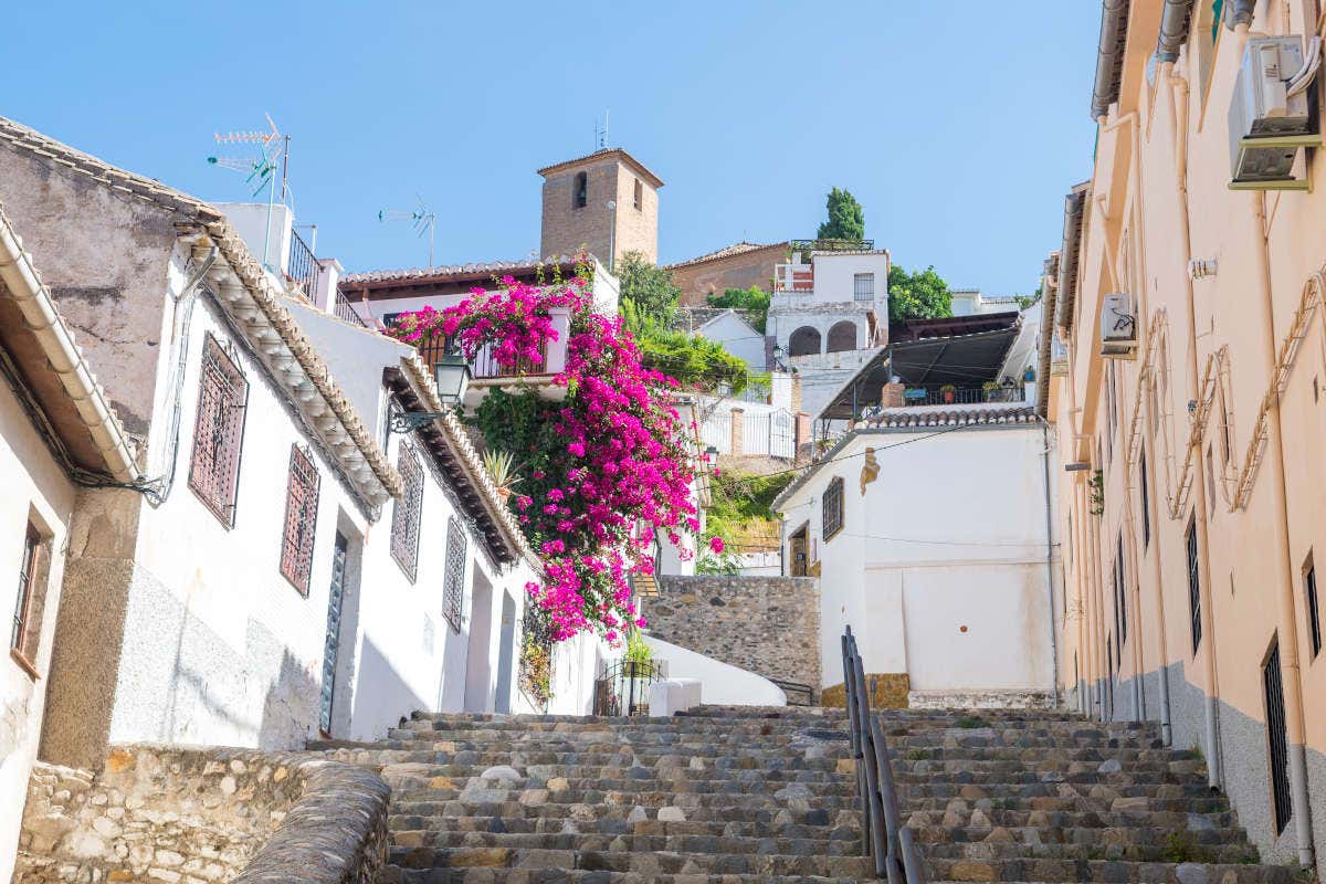 Empinadas calles del Sacromonte y sus casas blancas