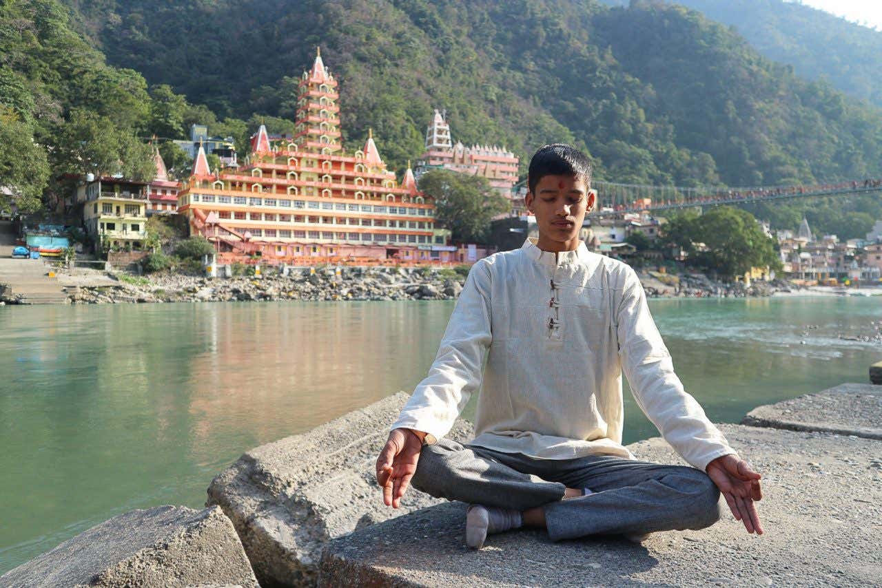 Un joven yogui en Rishikesh