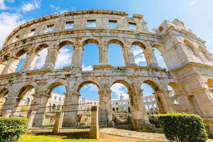 Un dettaglio di un lato dell'anfiteatro romano di Pola, la cui struttura ricorda quella del Colosseo