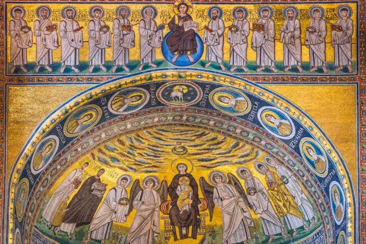 Un affresco religioso all'interno della Basilica Eufrasiana a Parenzo, in cui predomina il colore dorato e con al centro l'immagine della Vergine e il bambino
