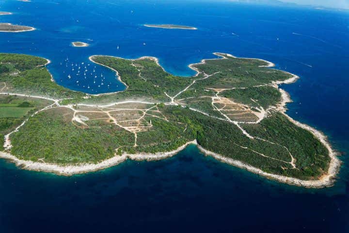 Vista dall'alto di Capo Promontore, una penisola verde circondata da spiagge.