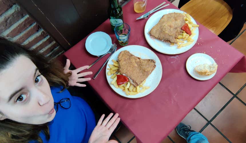 Disfrutando de un buen cachopo en Asturias