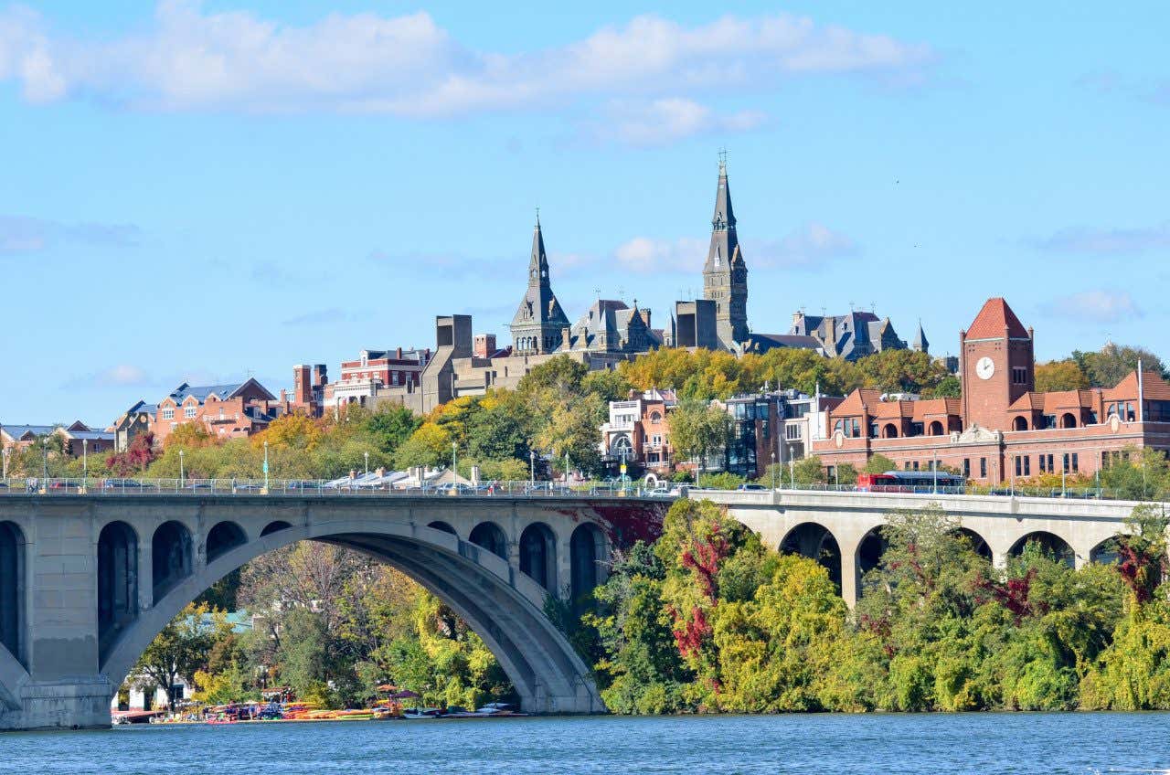 Vista panorâmica de Georgetown, com o rio Potomac e a ponte Francis Scott Key Bridge