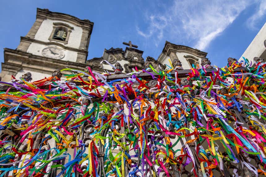 Fitas coloridas no portão de entrada da Igreja do Bomfim