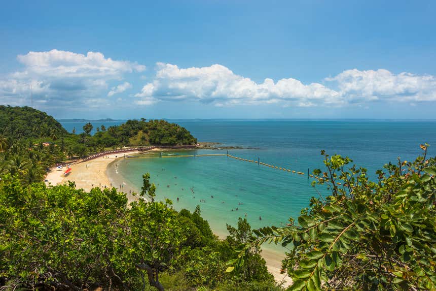 Ilha dos Frades vista do alto com o mar cristalino e ampla vegetação