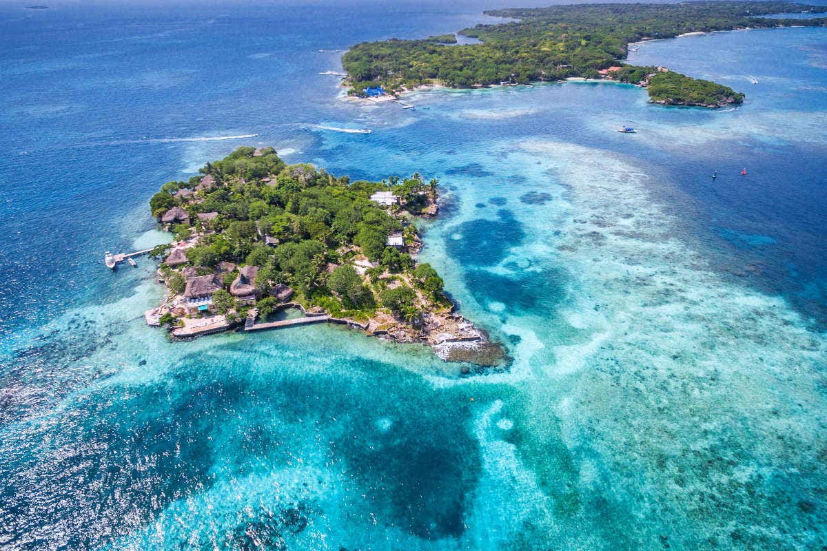 Vista aérea de uma das Ilhas do Rosário rodeada por um mar cristalino