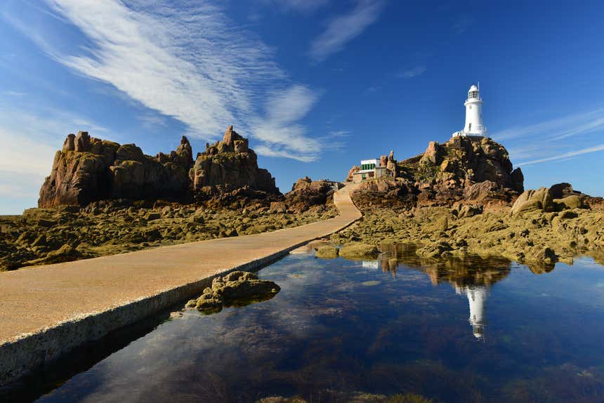 Farol La Corbiere ao final de um caminho que fica submerso durante a maré alta