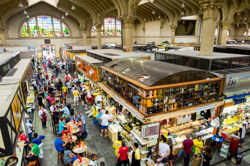 Stands du Marché Municipal de São Paulo plein de visiteurs