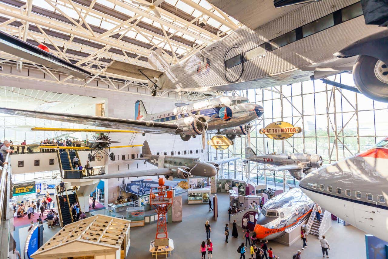 Interior do Museu Nacional do Ar e Espaço, com diversas aeronaves
