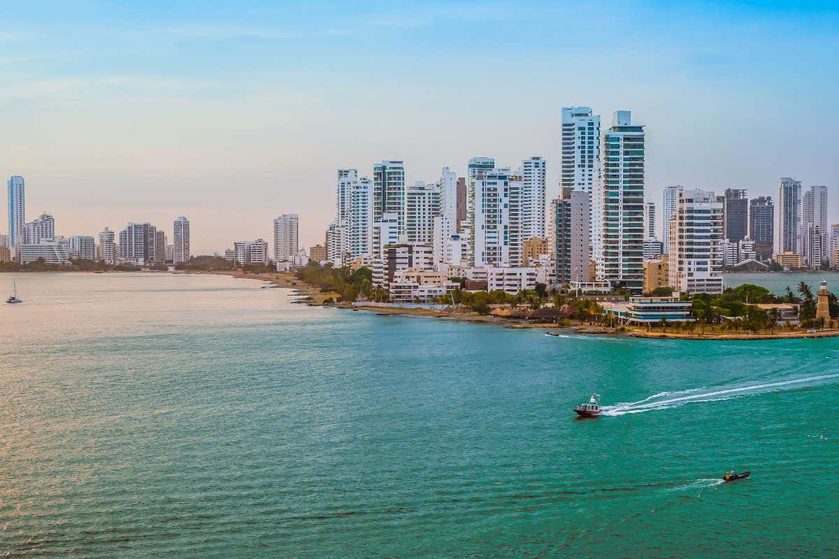 Vistas aérea da baía de Cartagena das Índia com altos edifício ao fundo