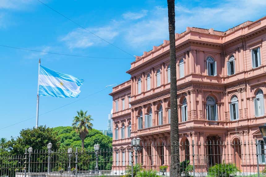 Fachada de la Casa Rosada con la bandera de Argentina al frente