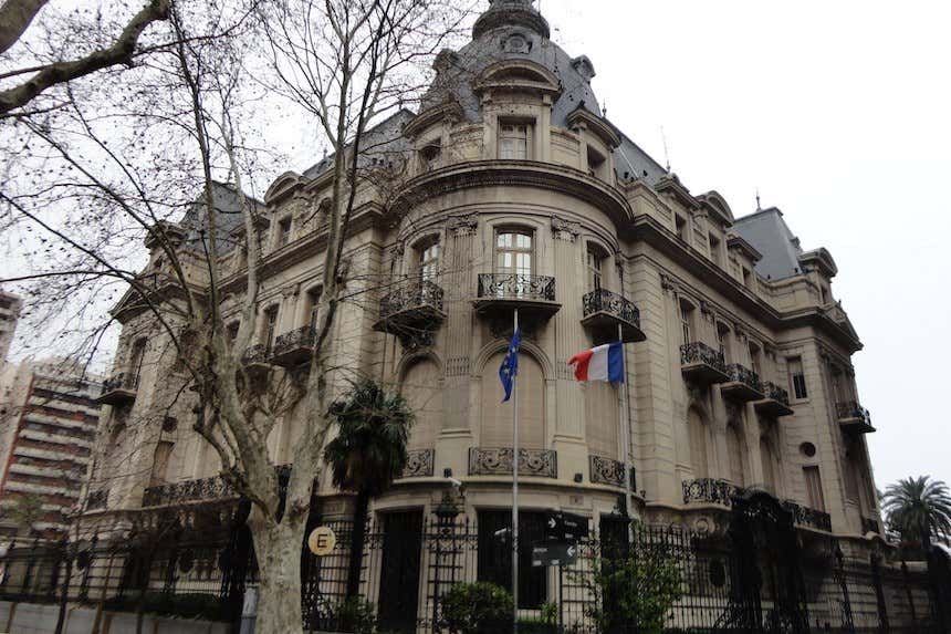 El edificio de la Embajada de Francia, con una arquitectura de fuerte influencia europea