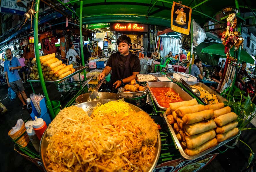 Banca de street food em Bangkok com vários tipos de comida, incluindo os famosos noodles