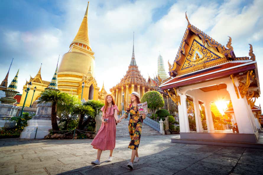 Mulheres visitando os templos de Bangkok