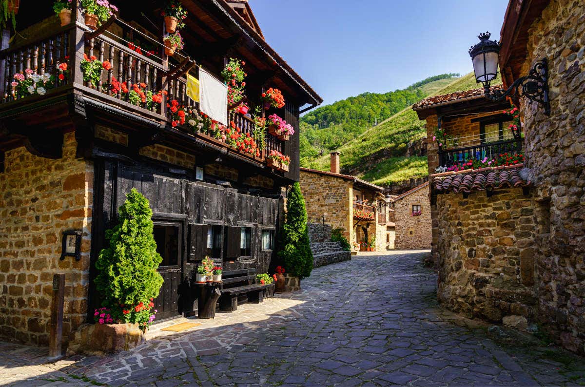 Rues pavées de Bárcena Mayor, maisons en pierre aux balcons fleuris