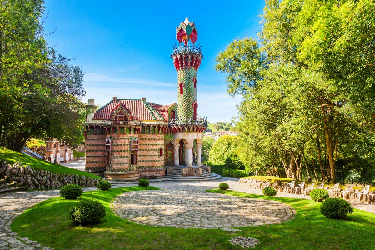 Maison aux formes originales au milieu du jardin Le Capricho d'Antonio Gaudí lors d'une journée ensoleillée