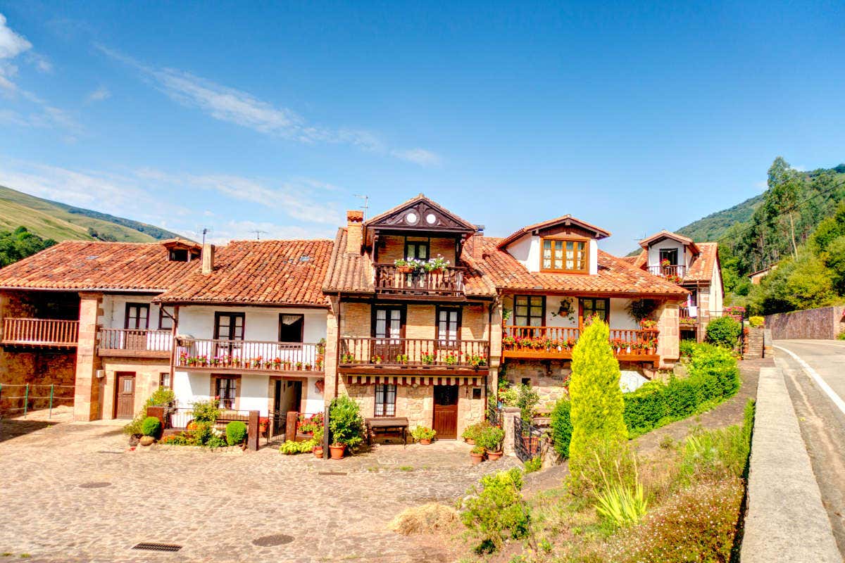 Façades des maisons de maître de Carmona, l'un des 10 plus beaux villages de Cantabrie