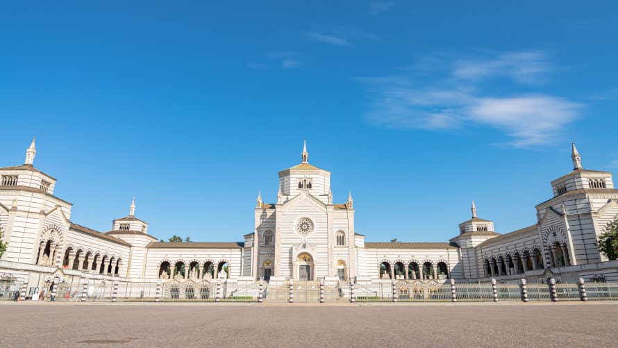 Vue panoramique sur l'entrée du Cimetière Monumental de Milan