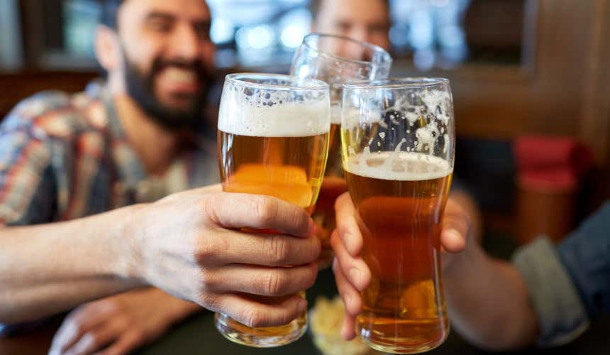 Brindando con cervezas en la Zona T, una de las áreas de copas más famosas de Bogotá