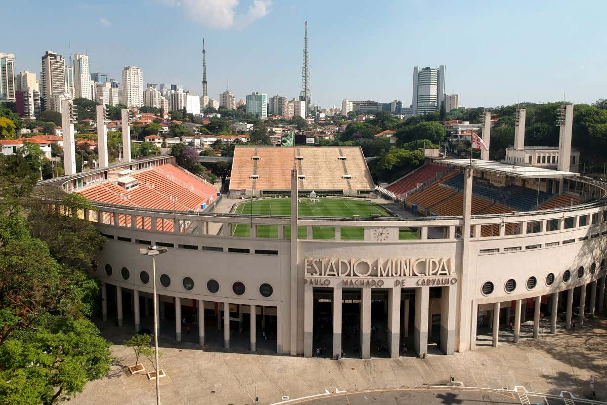 Panorâmica do alto do estádio municipal Paulo Machado de Carvalho, rodeado pelos arranha-céus de São Paulo em um dia de sol