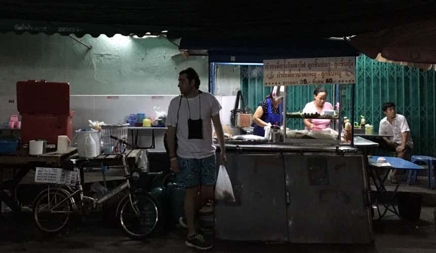 Germán Káser disfrutando de la comida callejera de Bangkok, la capital de Tailandia