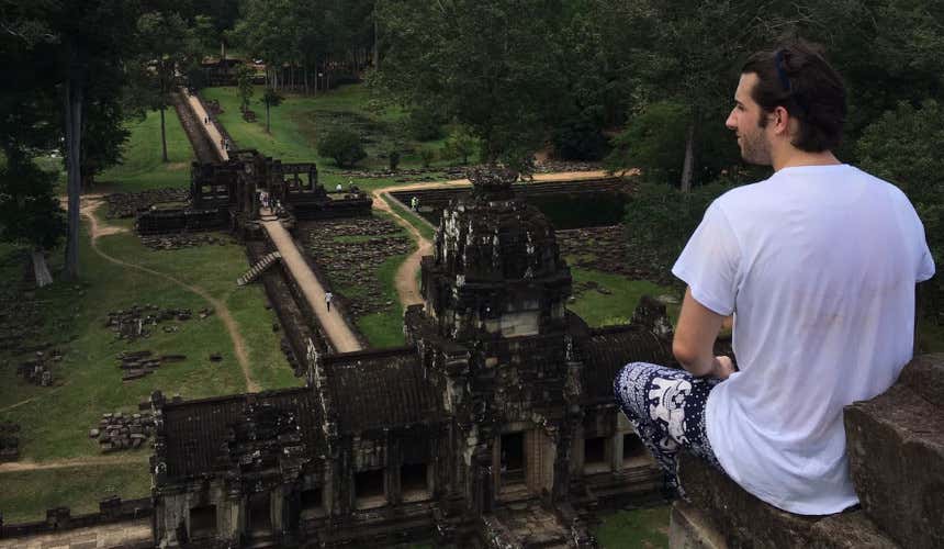 Germán Káser contemplando los templos camboyanos de Siemp Reap