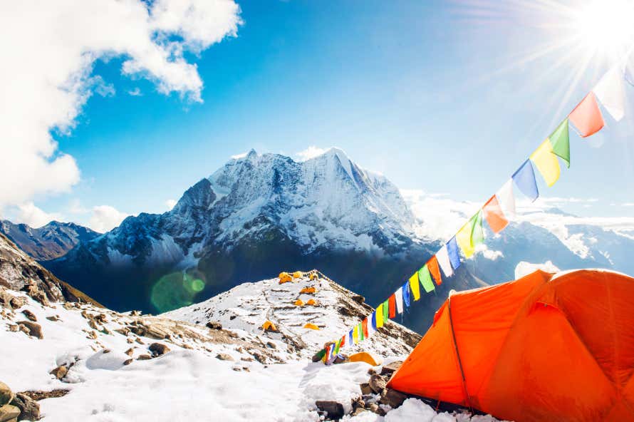 Tende e bandiere al campo base dell'Everest, circondato da cime innevate a novembre