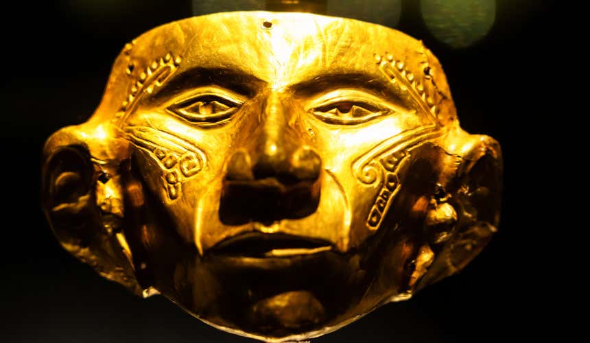 Máscara dorada expuesta en el Museo del Oro de Bogotá