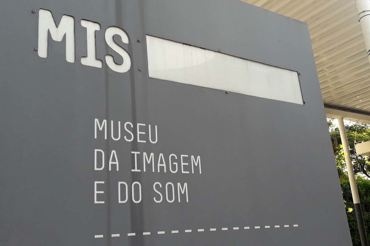 Placa da entrada do Museu da Imagem e do Som de São Paulo em tons cinzas e branco