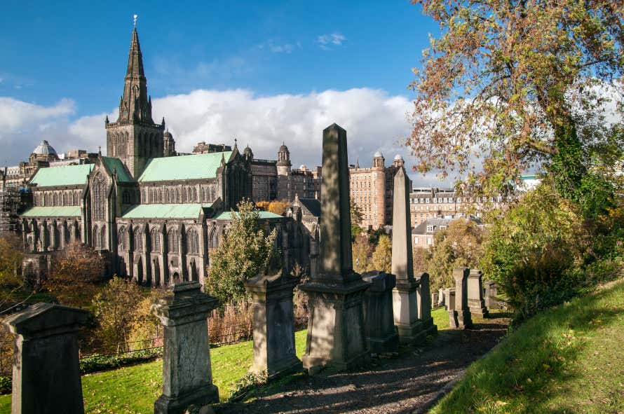 Tombes de la Nécropole de Glasgow avec la cathédrale en fond