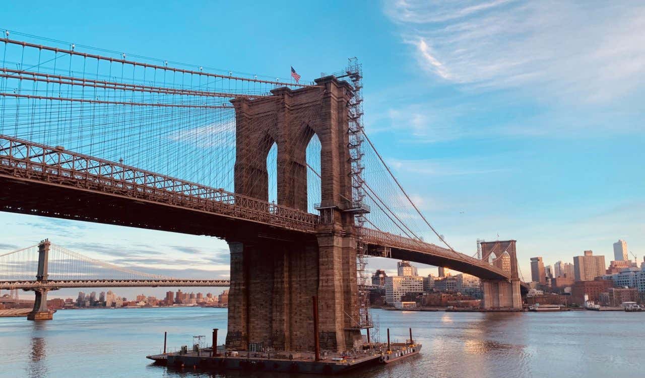 Il Ponte di Brooklyn da una prospettiva laterale in una giornata di sole