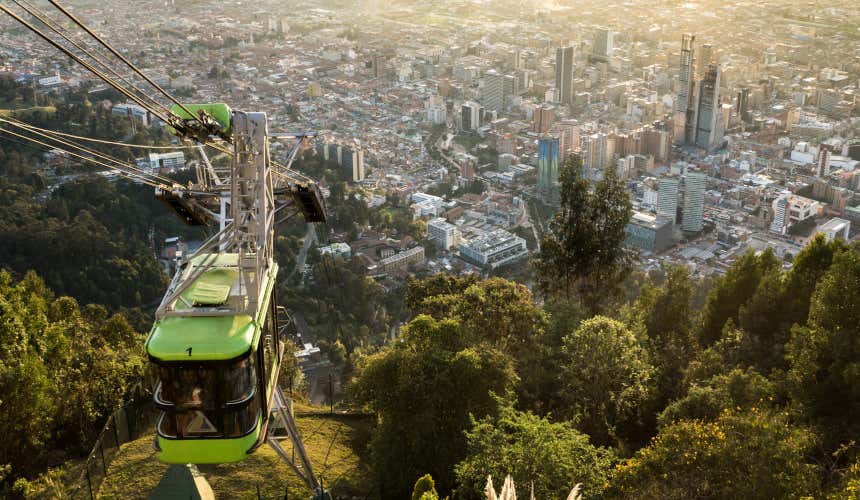 Teleférico ascendiendo al Cerro de Monserrate, en Bogotá