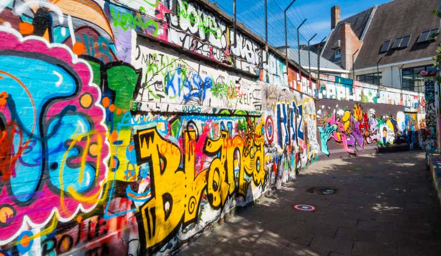 Vue sur un mur recouvert de graffitis à Werregarenstraat, la rue des graffitis de Gand